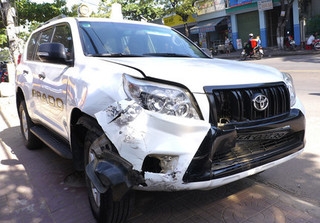 Xe Prado gây tan nạn liên hoàn trên phố, 6 người nhập viện
