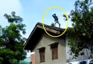 Thanh niên Kon Tum nghi bị ngáo đá leo lên nóc nhà biểu diễn Tôn Ngộ Không 