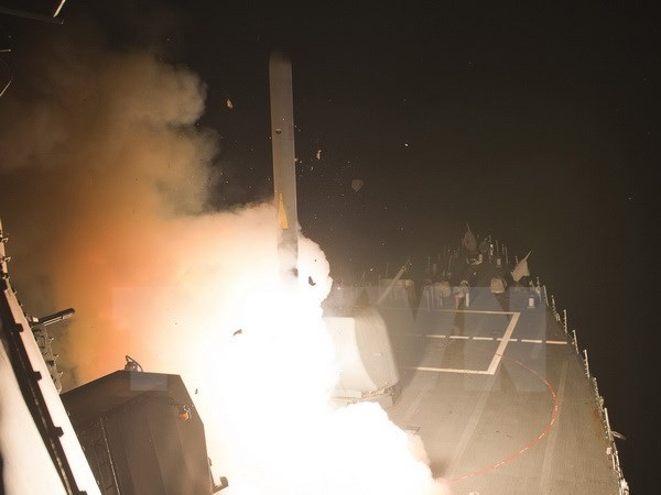Mỹ bắn hàng chục tên lửa Tomahawk vào Syria. Ảnh: RT