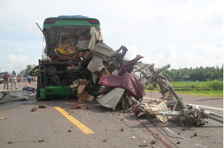 Tai nạn thảm khốc khiến 5 người chết ở Bình Định