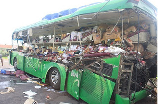 Những hình ảnh từ hiện trường vụ tai nạn thảm khốc ở Bình Định khiến 5 người tử vong