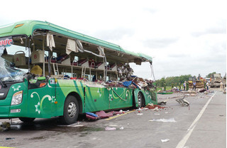 Nguyên nhân gây ra vụ tai nạn giao thông thảm khốc ở Bình Định là lưỡi chiếc máy ủi?