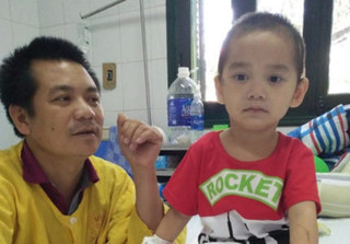 Bé 4 tuổi mất 2 chân vì sạt lở đất ở Sơn La: 'Con thương mẹ lắm!'