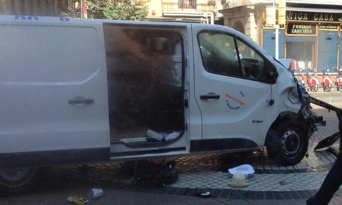 Chiếc xe tình nghi gây ra vụ tấn công kinh hoàng ở Barcelona. Ảnh: El Pais
