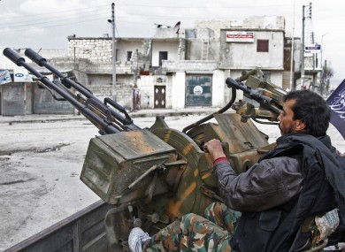 Một binh sĩ Syria trên chiến trường ở Đông Damascus. Ảnh minh họa: FNA