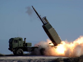 Hàng xóm của Nga và Ukraine sắp nhận rocket pháo binh siêu mạnh HIMARS