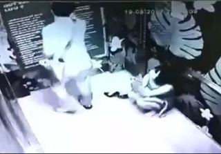 Clip đôi nam nữ phải nhập viện vì bị kẹt trong thang máy ở Hà Nội suốt 30 phút