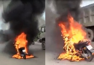 Clip xe máy bốc cháy dữ dội khi đang lưu thông ở Bình Dương