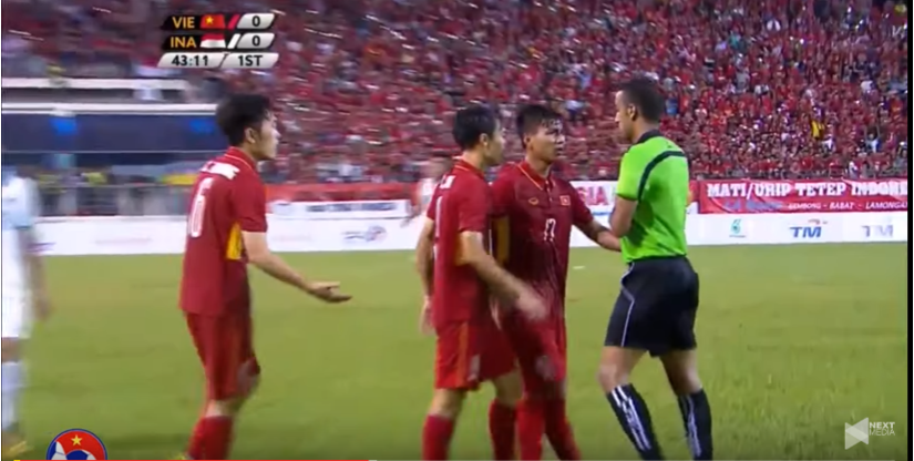 Các cầu thủ U22 Việt Nam và trọng tài khi Văn Thanh nhận thẻ vàng. Ảnh chụp màn hình