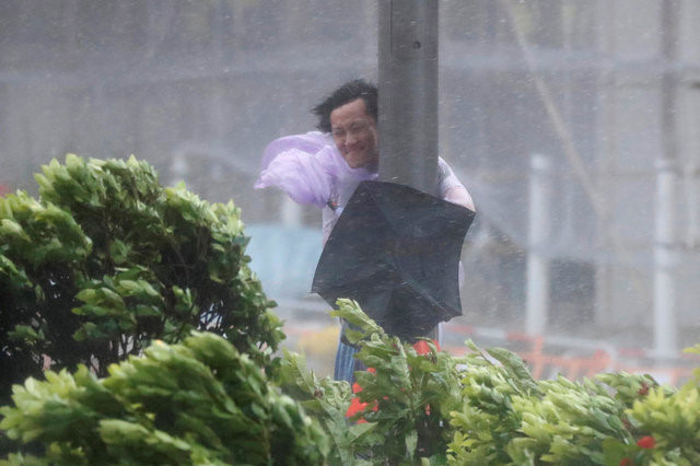 Cơn bão số 6 có tên quốc tế Hato (Trung Quốc gọi là cơn bão số 13) trong năm 2017, sau khi càn quét và gây thiệt hại nặng tại Đặc khu hành chính Hong Kong và Macau. Ảnh: Reuters