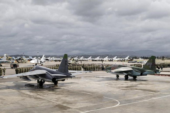 Quân đội Nga và Syria tại căn cứ không quân Hmeymim ở Syria. Ảnh: Reuters