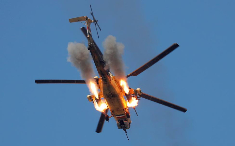 Trực thăng quân đội Iraq phóng tên lửa diệt đoàn xe IS rút chạy. Ảnh minh họa: AP