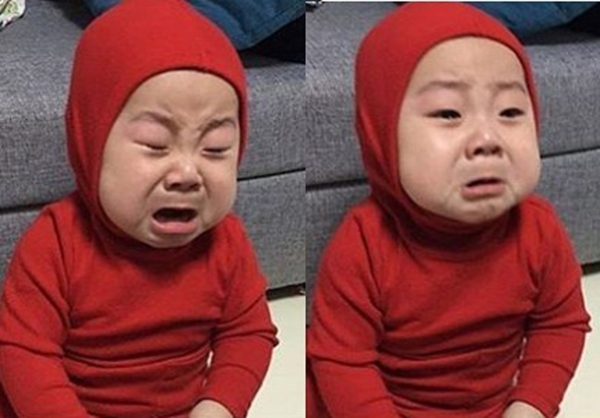 Em bé khóc dễ thương: Bạn đã bao giờ thấy một em bé khóc mà bạn không thể rời mắt khỏi hình ảnh đó? Hãy xem ảnh này; em bé này đang khóc một cách dễ thương khiến bạn không thể ngừng cười và yêu quý chúng.