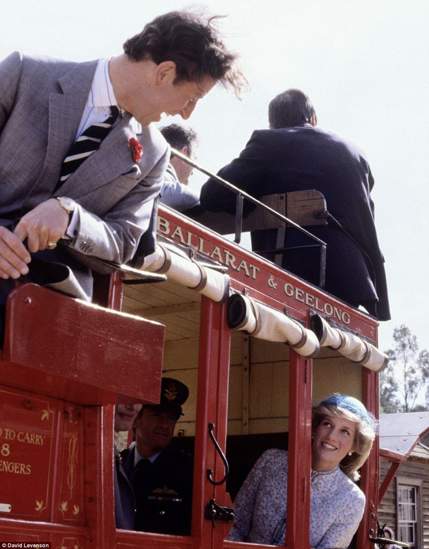 Công nương Diana và Thái tử Charles quen biết nhau vào tháng 11/1977 tại một cuộc đi săn do gia đình Spencer tổ chức. Lúc bấy giờ, nàng được Hoàng tộc xem là người thích hợp nhất cho ngôi vị Hoàng hậu nước Anh tương lai. Ảnh: DailyMail