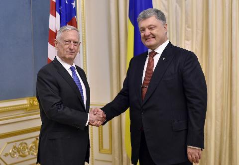 Bộ trưởng Quốc phòng Mỹ James Mattis (trái) và Tổng thống Ukraine Petro Poroshenko. Ảnh: Ria Novosti 
