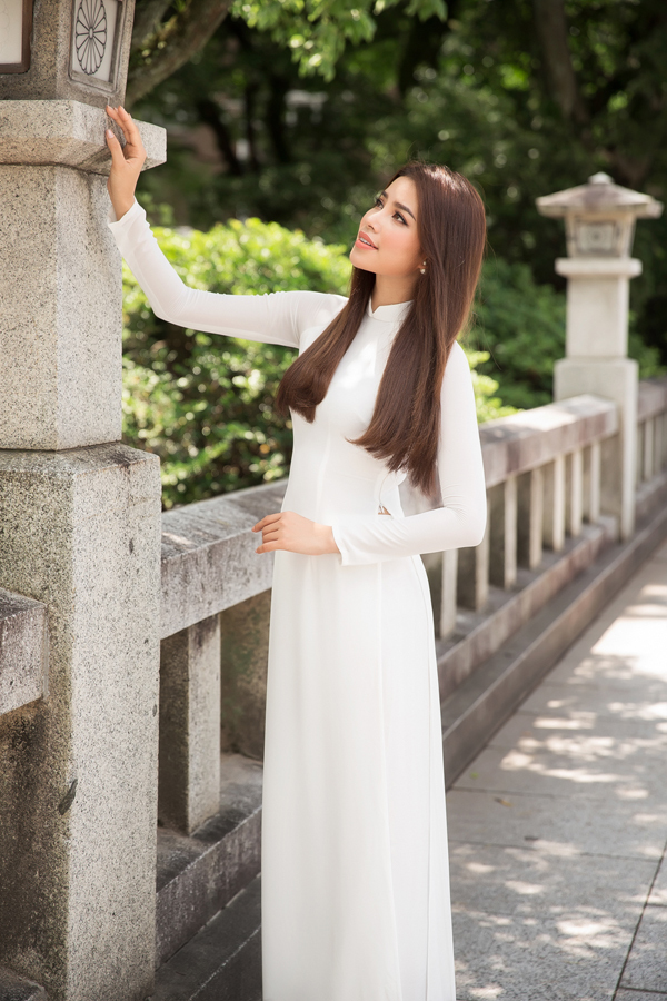 Phạm Hương mặc áo dài trắng