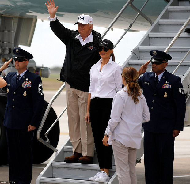 Bà Melania Trump đã thay giày cao gót bằng sneaker trắng cho phù hợp. Ảnh: Reuters