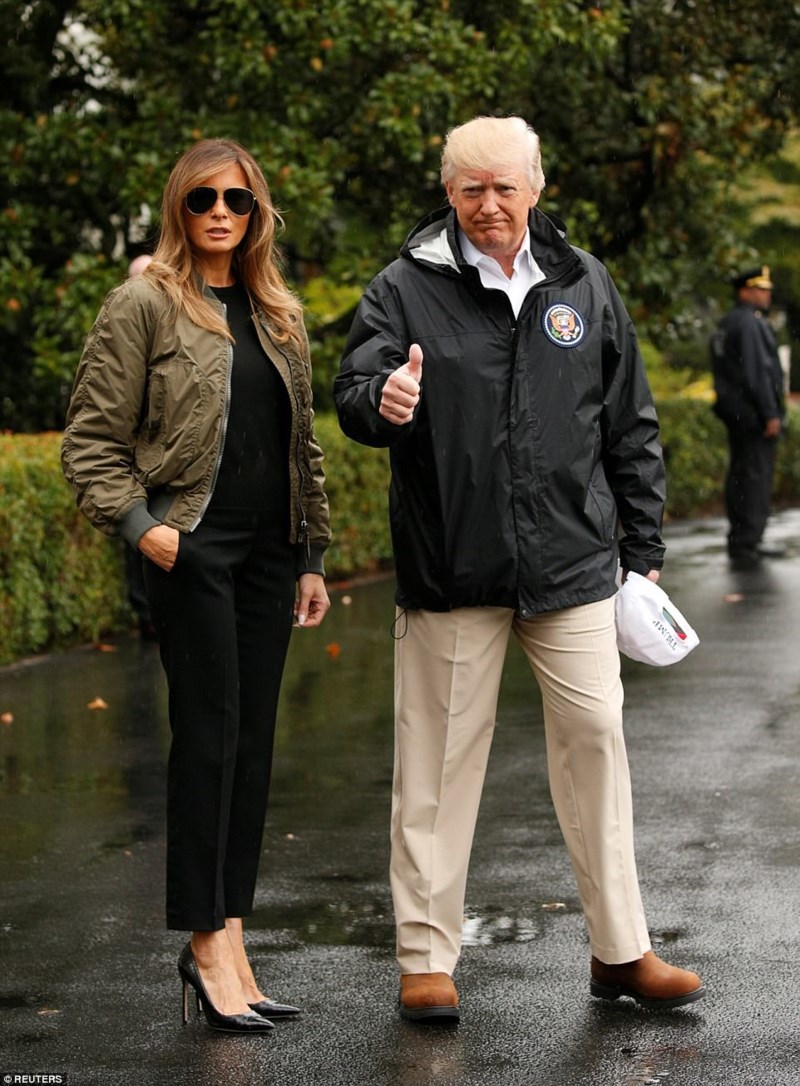Đi giày cao gót đến vùng lũ, phu nhân Tổng thống Mỹ gây bão dư luận. Ảnh: Reuters