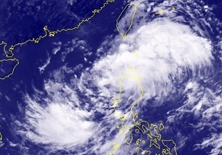 Áp thấp nhiệt đới mạnh cấp 7 di chuyển nhanh vào Biển Đông