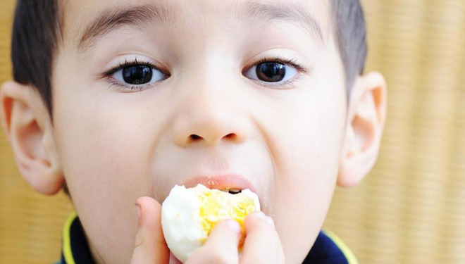 cách cho trẻ ăn trứng gà
