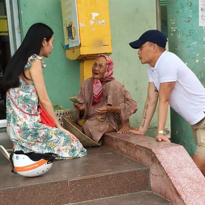 Thủy Tiên gặp cụ bà 90 tuổi để đưa tiền hỗ trợ