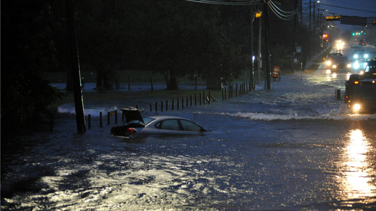 Những chiếc xe ngập nước đã giết chết bao người trong siêu bão Harvey. Ảnh: Storyfun