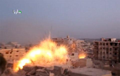 Khoảnh khắc bom chùm được thả xuống chiến trường Syria. Ảnh: FNA