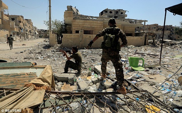 Lực lượng Dân chủ Syria chiến đấu chống lại IS trên chiến trường Syria. Ảnh: Reuters