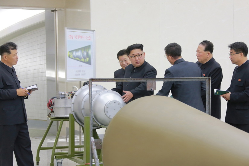 Ông Kim Jong-un chuyến thăm tới Viện Vũ khí Hạt nhân Triều Tiên. Ảnh: KCNA