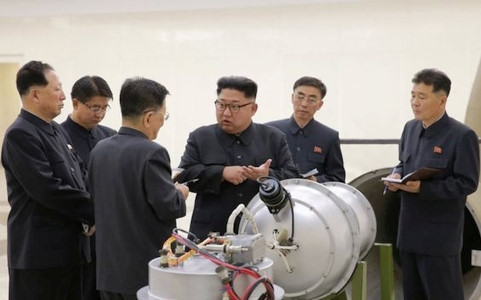 Nhà lãnh đạo Kim Jong Un đang xem xét một quả bom nhiệt hạch. Ảnh: KCNA