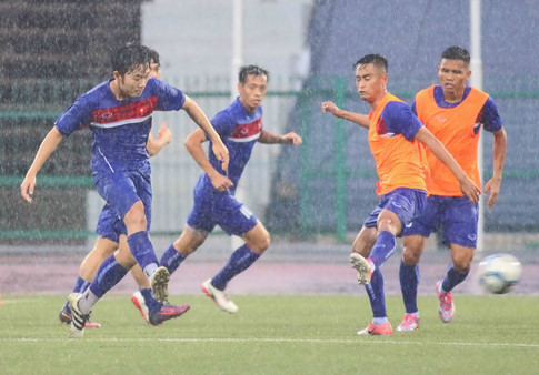 Chất lượng buổi tập của các cầu thủ Việt Nam bị ảnh hưởng khá nhiều khi trời bất ngờ đổ cơn mưa lớn. Ảnh: Thanh Niên