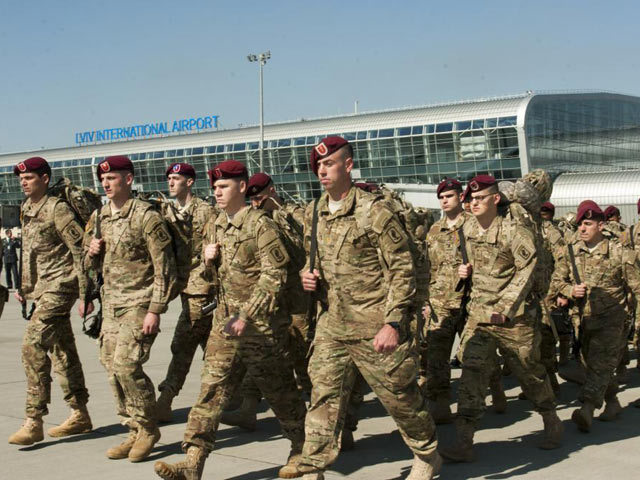 Lính dù Mỹ tới Ukraine. Ảnh: Reuters