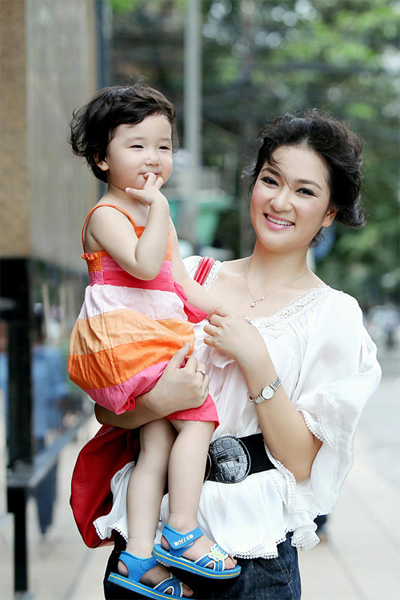 hoa hậu Nguyễn Thị Huyền và con gái