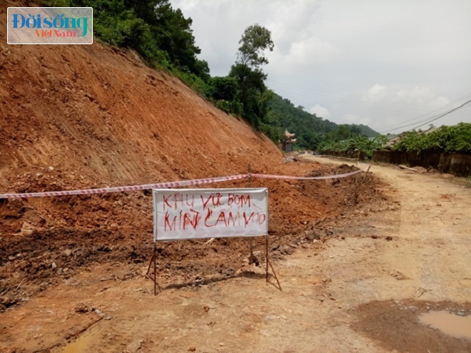 phát hiện bom khi làm đường