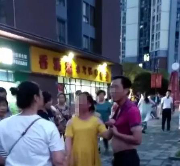 Chồng đánh vợ bầu khiến người dân rất bất bình. Ảnh: Weibo