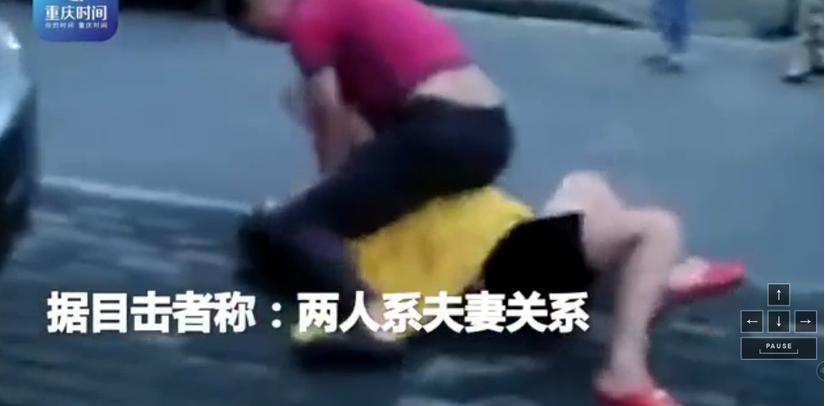 Ông chồng mặc áo đỏ đang ra sức đánh đập, bóp cổ, giật tóc vợ mặc dù vợ đang bụng mang dạ chửa. Ảnh: Weibo