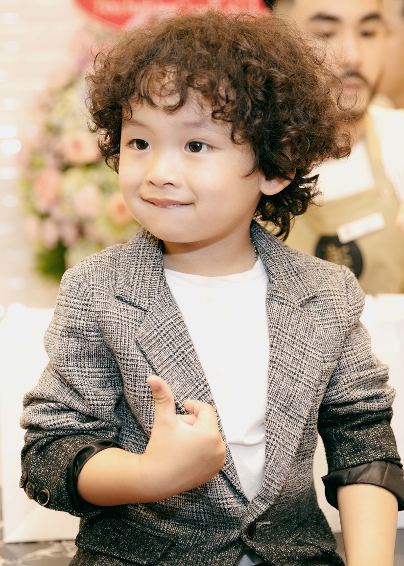 Con trai hoa hậu Diễm Hương