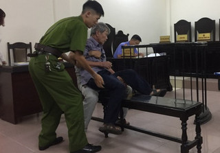Ông lão 80 hiếp dâm bé 3 tuổi không bước đi nổi khi ra tòa chịu tội