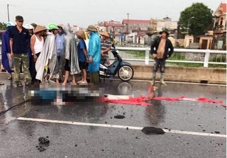 Hai người phụ nữ bị sét đánh tử vong khi đang đi trên đường