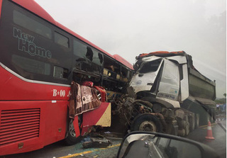 Vụ tai nạn trên cao tốc Hà Nội – Lào Cai: Những hình ảnh kinh hoàng tại hiện trường