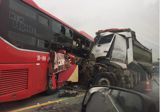 Xe khách đấu đầu xe tải trên cao tốc Hà Nội – Lào Cai khiến nhiều người trọng thương