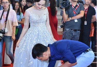 Hành động cực ga lăng của chồng Bảo Thanh ở thảm đỏ VTV Awards, đàn ông mấy ai làm được cho vợ