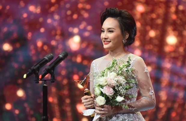 Hành động cực ga lăng của chồng Bảo Thanh ở thảm đỏ VTV Awards 2017