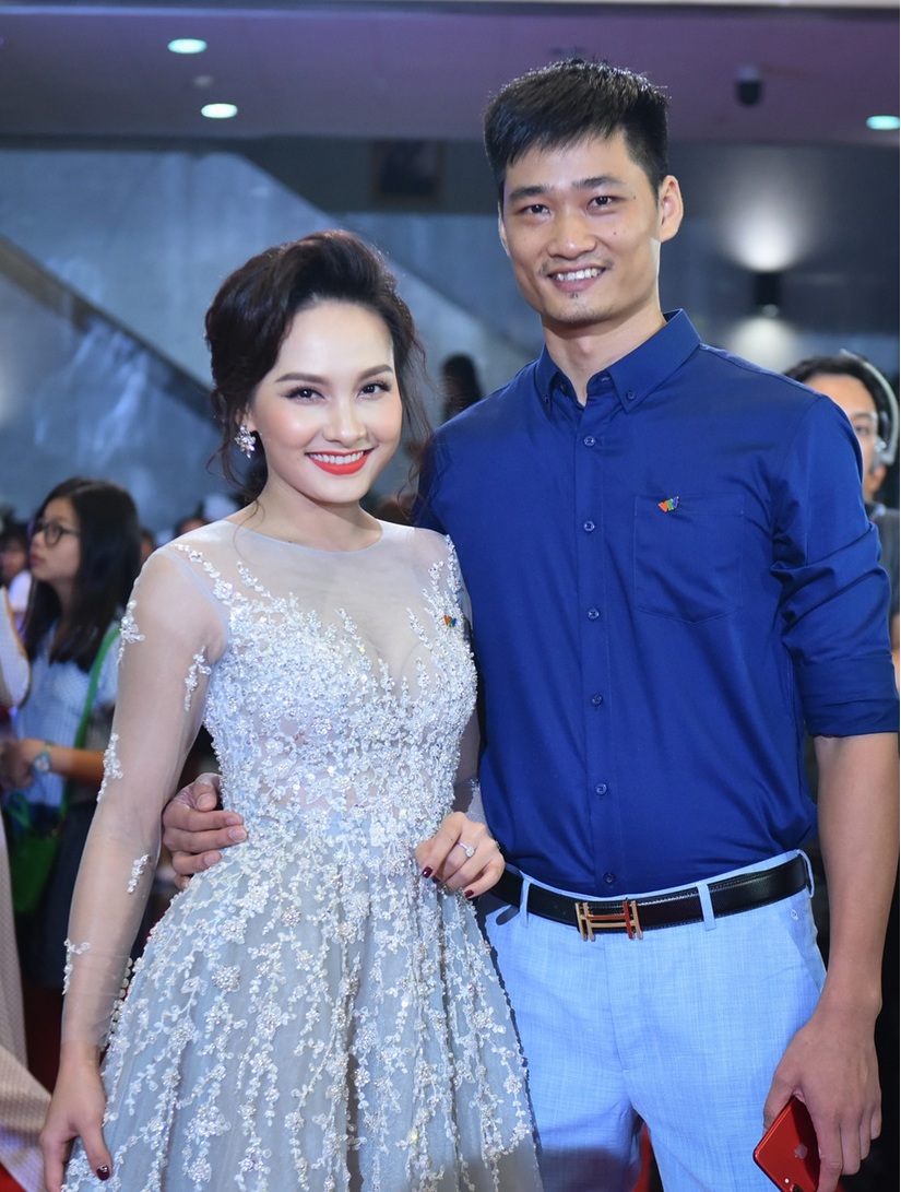 Hành động cực ga lăng của chồng Bảo Thanh ở thảm đỏ VTV Awards 2017
