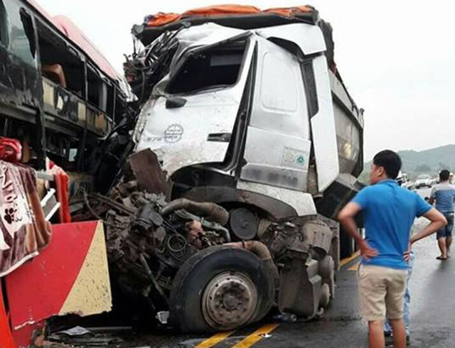 Tai nạn trên cao tốc Hà Nội - Lào Cai
