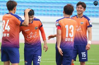 Vừa trở lại Gangwon sau SEA Games, Xuân Trường đã phải tiếp đội bóng số 1 xứ Hàn