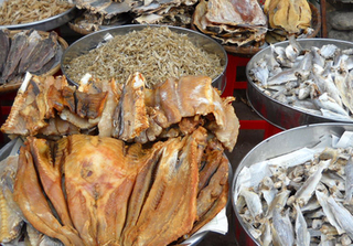 Cá khô tẩm đẫm hóa chất diệt ruồi bán tràn lan các chợ