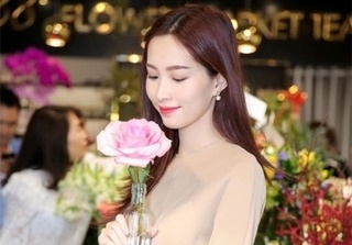 Hoa hậu Thu Thảo khoe nhẫn đính hôn bằng kim cương đắt giá