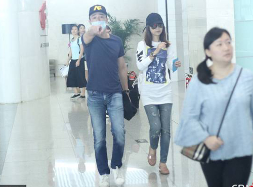 Hình ảnh vợ chồng Lâm Tâm Như chỉ tay vào phóng viên tại sân bay