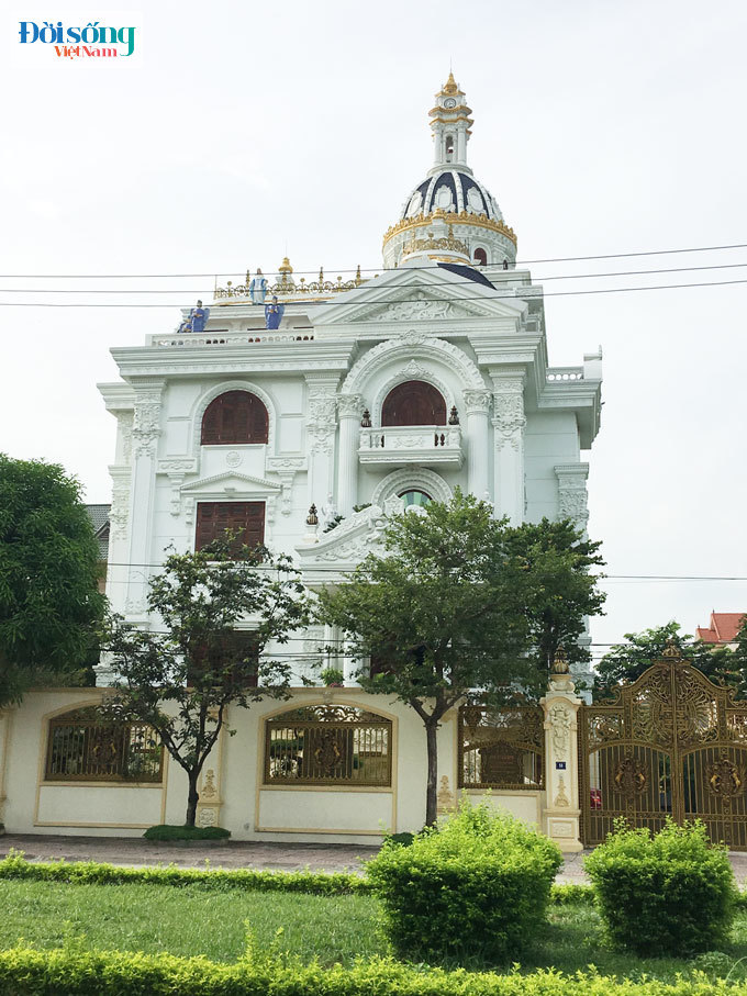 tòa lâu đài ở phường Ninh Khánh